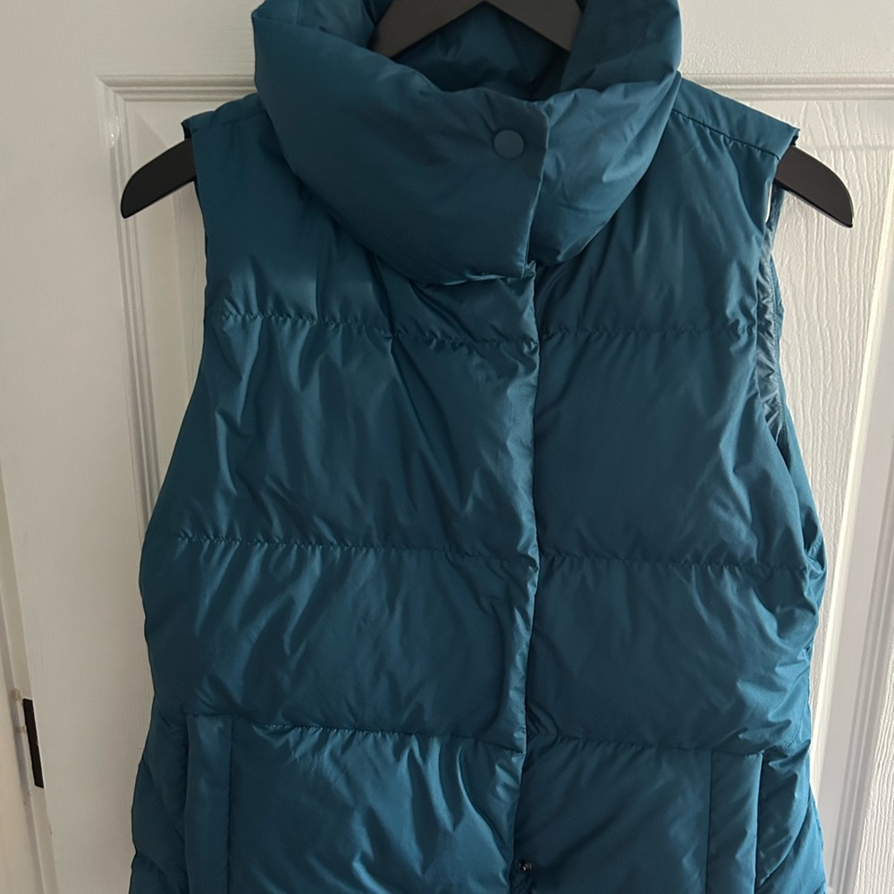 Athleta puffer vest, teal, size M, runs small, new without tags